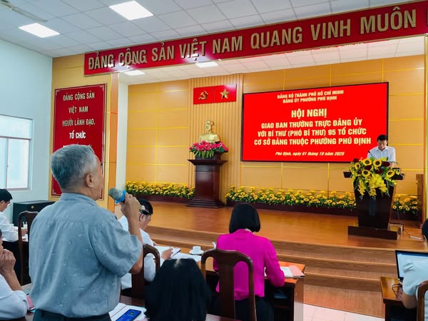 Sáng ngày 01/10/2025, Thường trực Đảng ủy phường Phú Định tổ chức hội nghị giao ban với Bí thư (Phó Bí thư) 95 tổ chức Đảng trực thuộc,