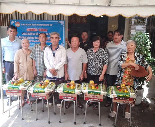 PHƯỜNG PHÚ ĐỊNH CHĂM LO NGƯỜI CAO TUỔI NHÂN KỶ NIỆM 34 NĂM NGÀY QUỐC TẾ NGƯỜI CAO TUỔI