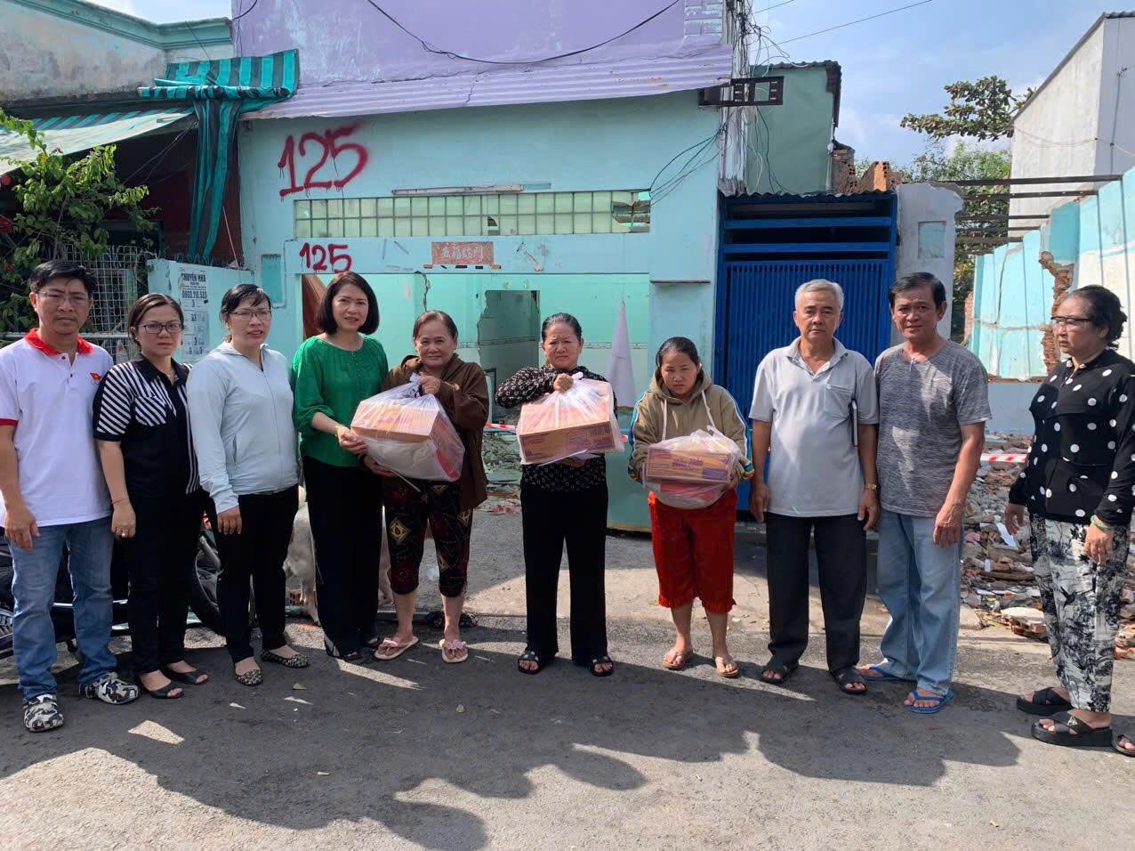 Lãnh đạo phường Phú Định thăm hỏi và chia sẻ cùng các hộ dân bị ảnh hưởng do hỏa hoạn